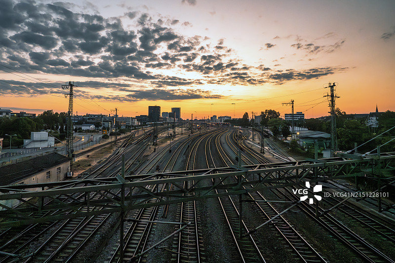 曼海姆日落后的铁轨图片素材