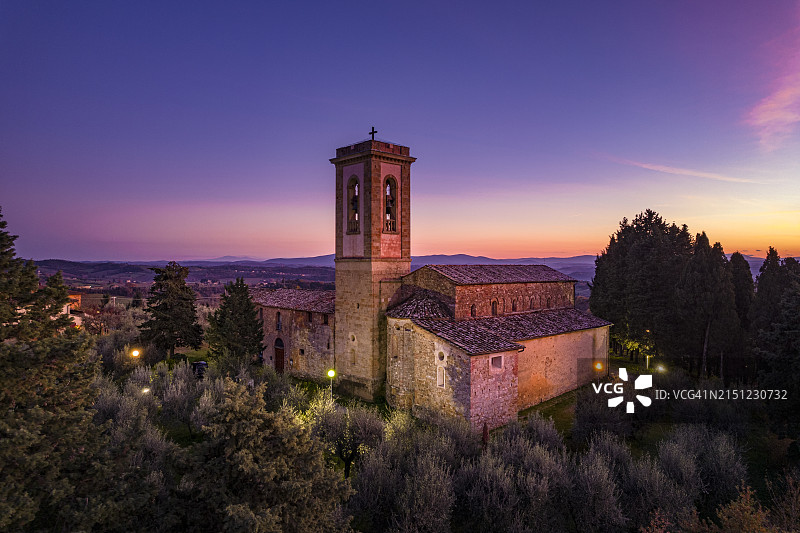 托斯卡纳圣阿皮亚诺教区教堂的黄昏景色图片素材