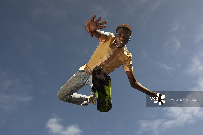 自信的年轻男人悬空跳舞图片素材