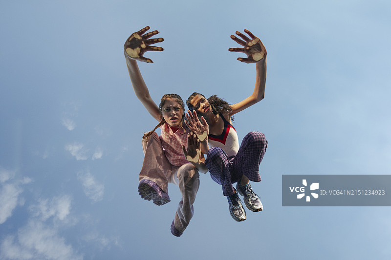 女人和皱着眉头的少女漂浮在高处图片素材