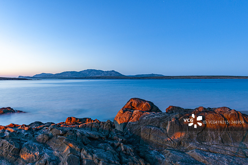 撒丁岛，黄昏时分的拉佩罗萨海滩景色图片素材