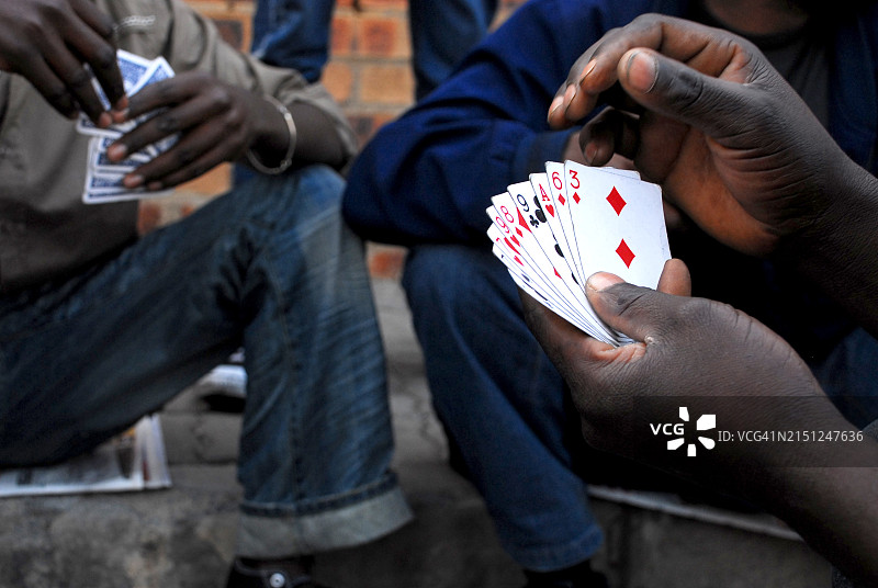 路边扑克游戏图片素材