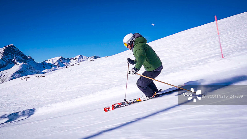 意大利阿尔卑斯山（罗莎峰）上的专业滑雪教练图片素材