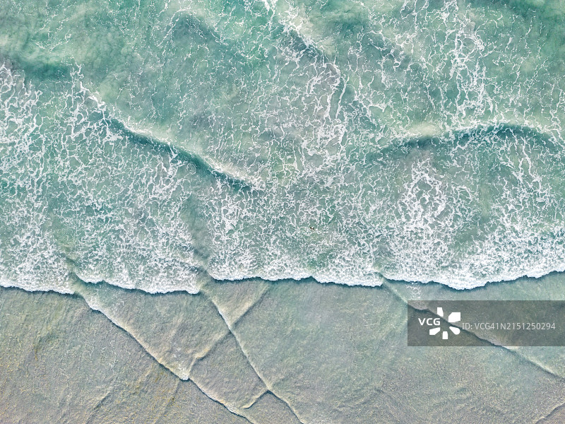 澳大利亚西澳大利亚州布鲁姆的柔和海浪无人机航拍俯视图图片素材