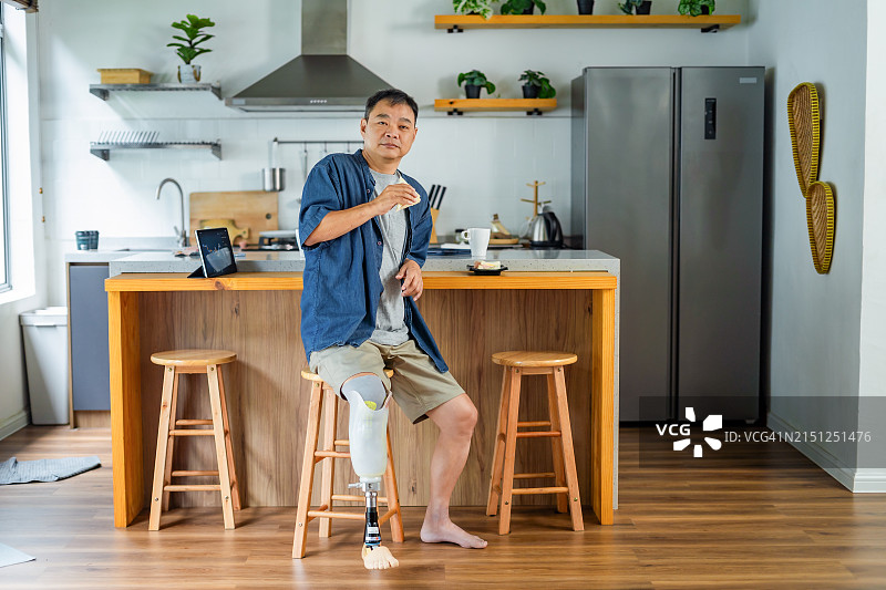 在家用餐的骨科腿部受伤的男人图片素材