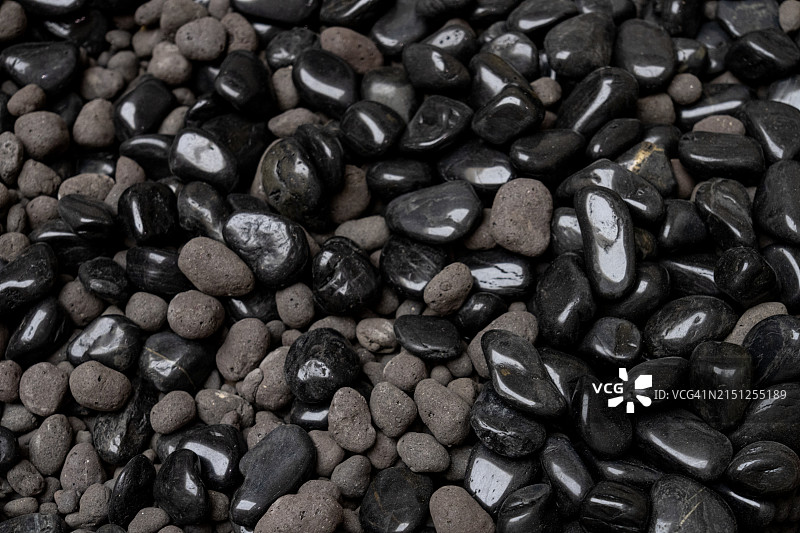 一堆黑色鹅卵石图片素材