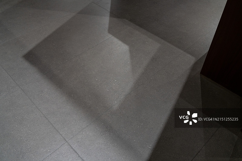 灰色瓷砖地板上的抽象光影图片素材
