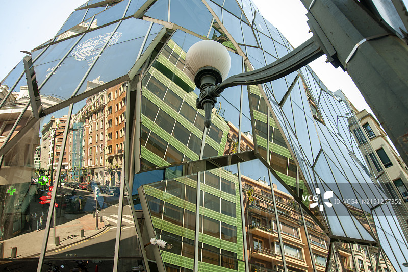 西班牙毕尔巴鄂商业建筑玻璃幕墙的倒影图片素材
