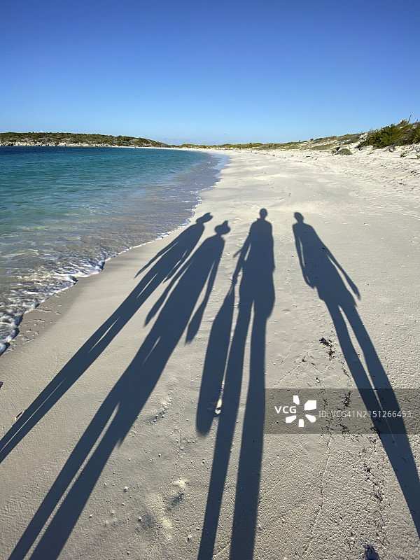 巴哈马海滩上两对退休夫妇的影子图片素材