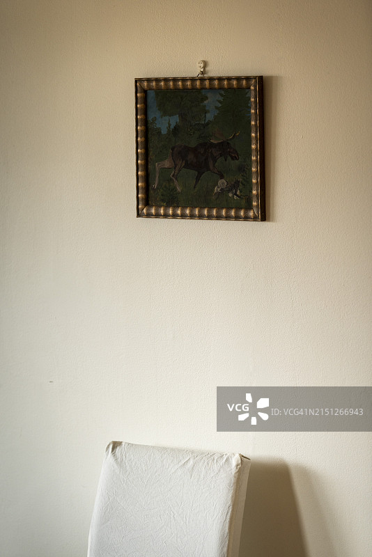 画作与椅子图片素材