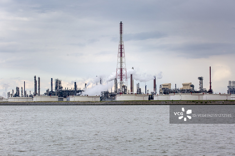 安特卫普港大型炼油厂图片素材
