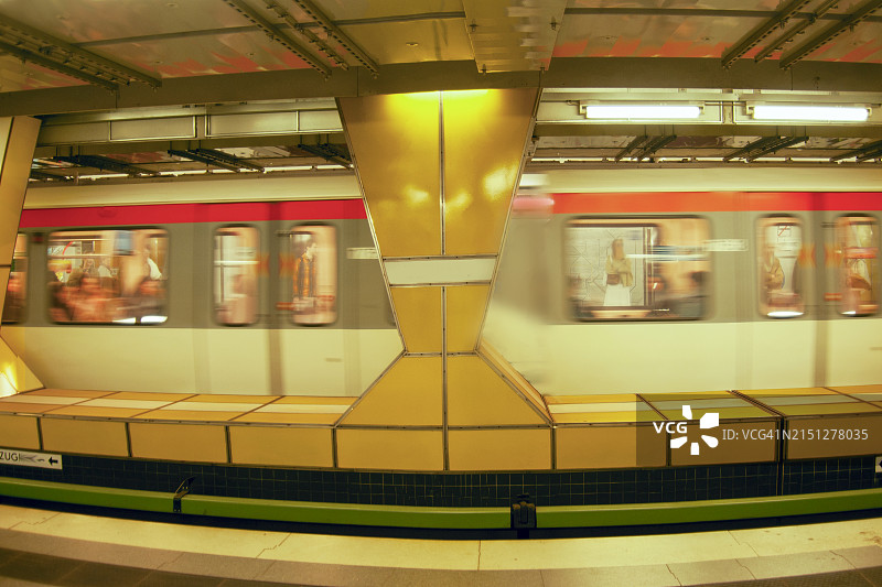 德国汉堡地铁站灯光图片素材