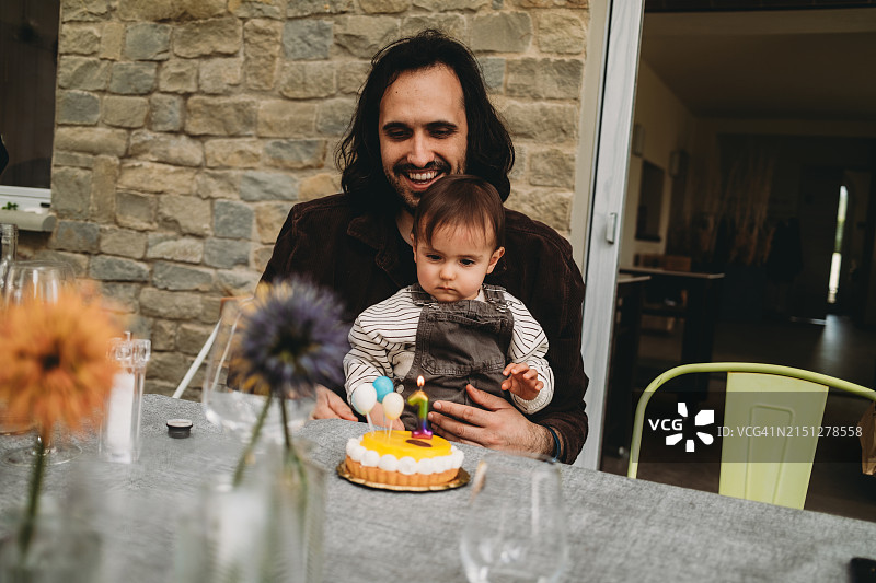 小男孩和爸爸一起庆祝一岁生日图片素材