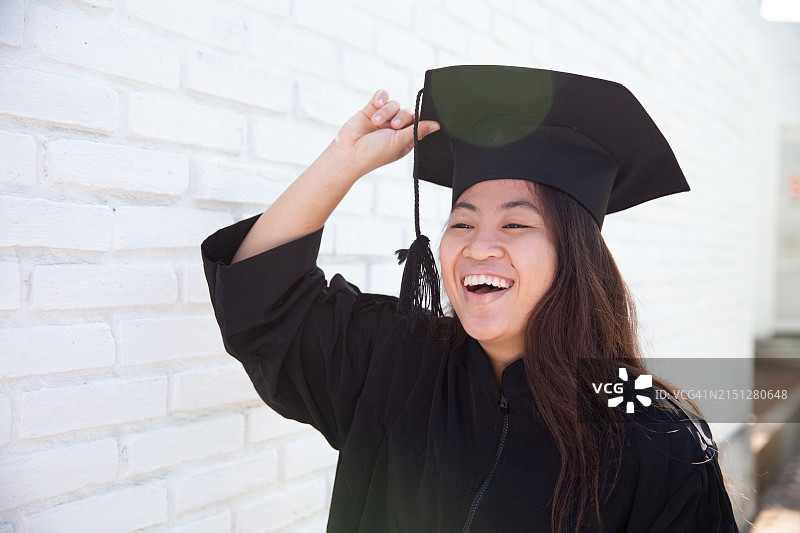 开心的年轻女毕业生在笑图片素材