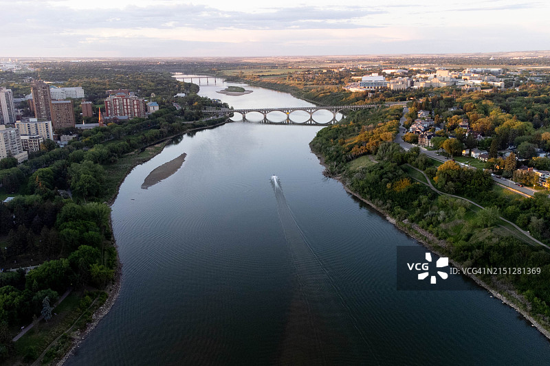 日落时分萨斯卡通的河流图片素材