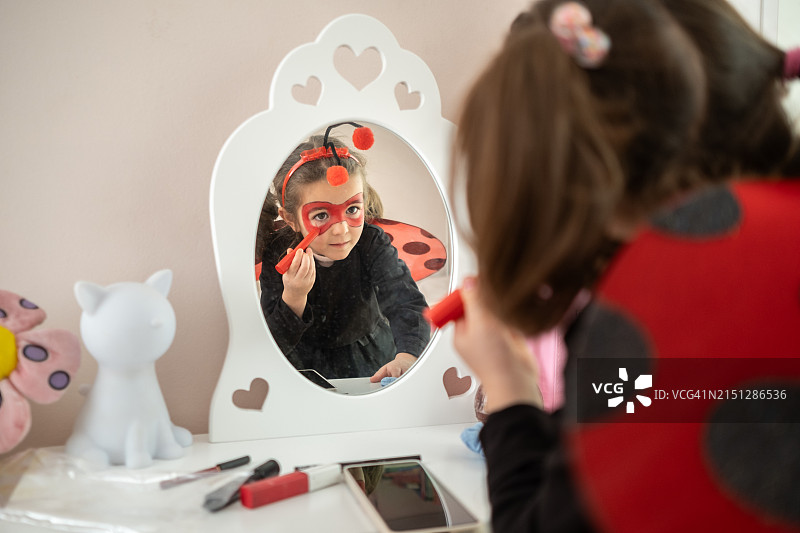 女孩准备她的瓢虫装扮图片素材