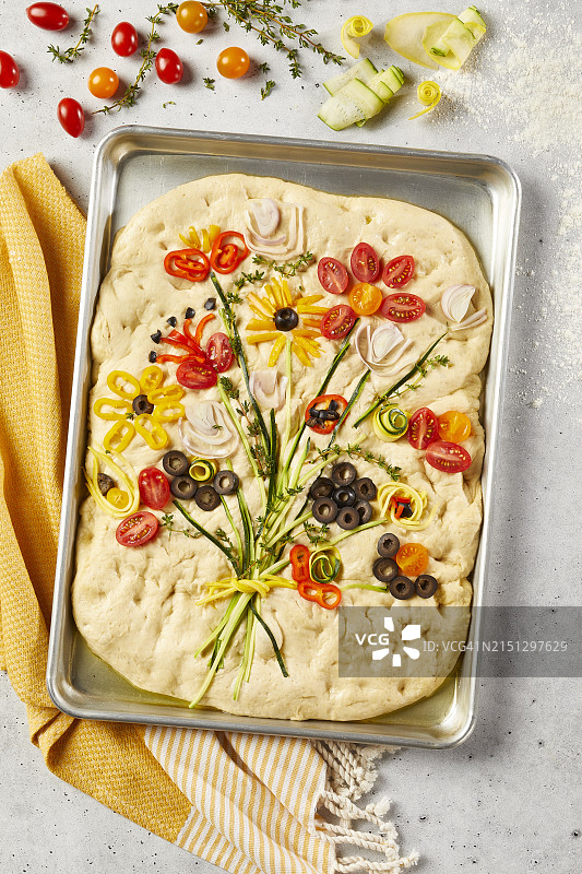 带有蔬菜花的未烘烤佛卡夏面包图片素材