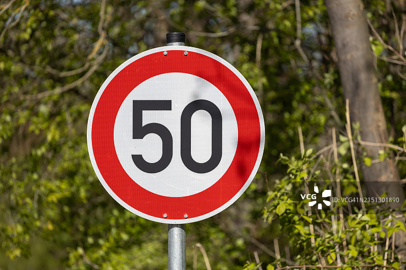德国交通道路标志：限速50，背景为森林图片素材