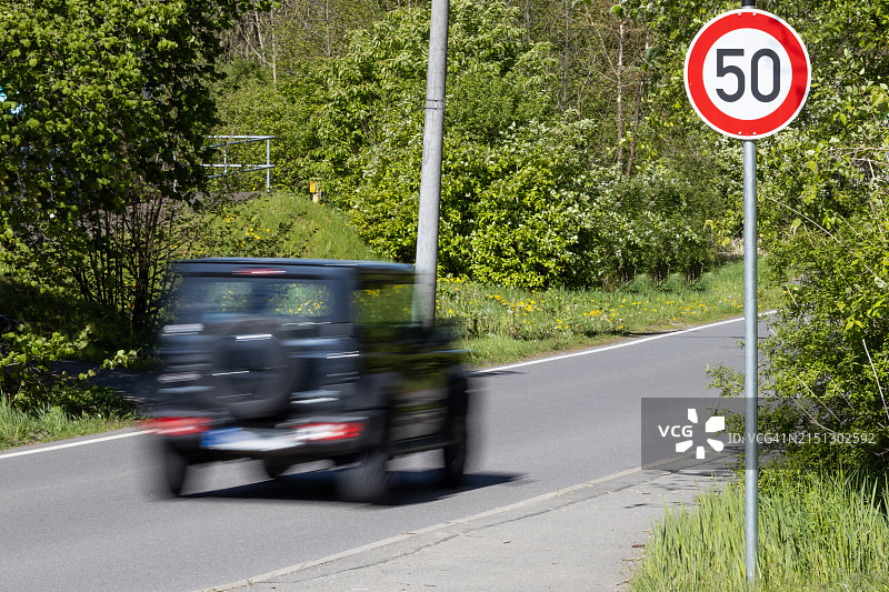 德国交通限速标志：乡村道路限速50图片素材