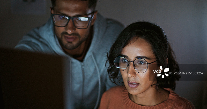 西班牙裔拉丁美洲夫妇在家编程图片素材