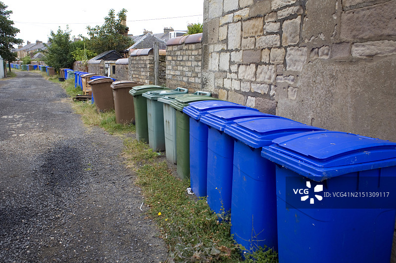 一排彩色垃圾箱图片素材