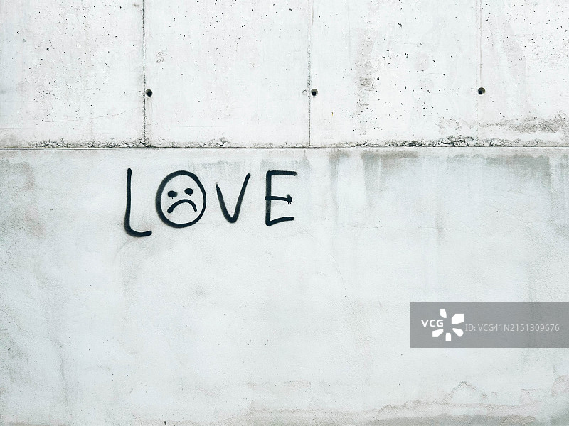 混凝土墙上的爱与悲伤表情图片素材