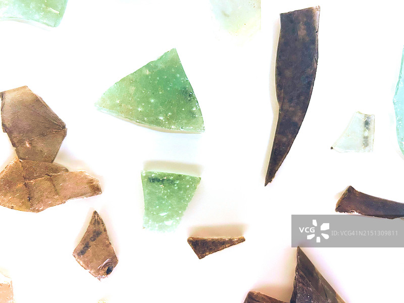 白色背景下的彩色玻璃碎片图片素材