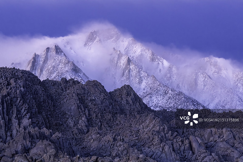 强风吹拂孤松峰，阿拉巴马山，东部内华达山脉，加利福尼亚州因约县图片素材