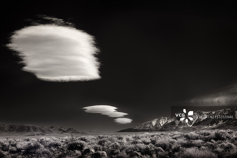 加利福尼亚州莫诺县东部内华达山脉欧文斯谷上空的荚状云图片素材