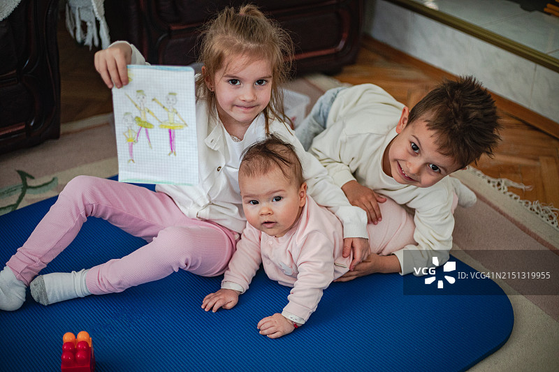 一群孩子在客厅里玩耍图片素材