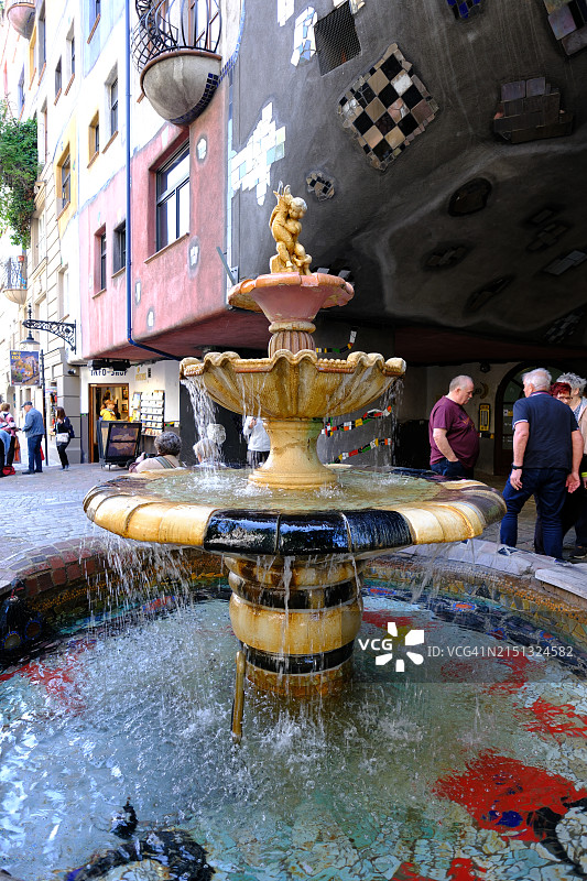 维也纳百水公寓的陶瓷装饰喷泉图片素材