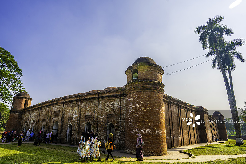 巴盖尔哈特六十穹顶清真寺旁的游客图片素材