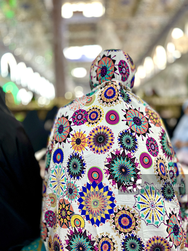 2023年2月13日，伊拉克卡尔巴拉，穆斯林妇女在伊玛目侯赛因的圣殿祈祷图片素材