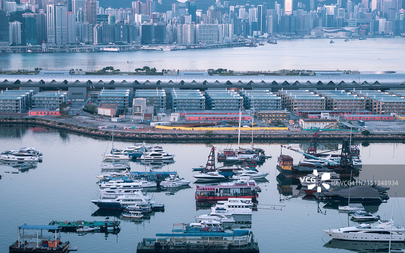 香港启德邮轮码头公园，背景是香港中环图片素材