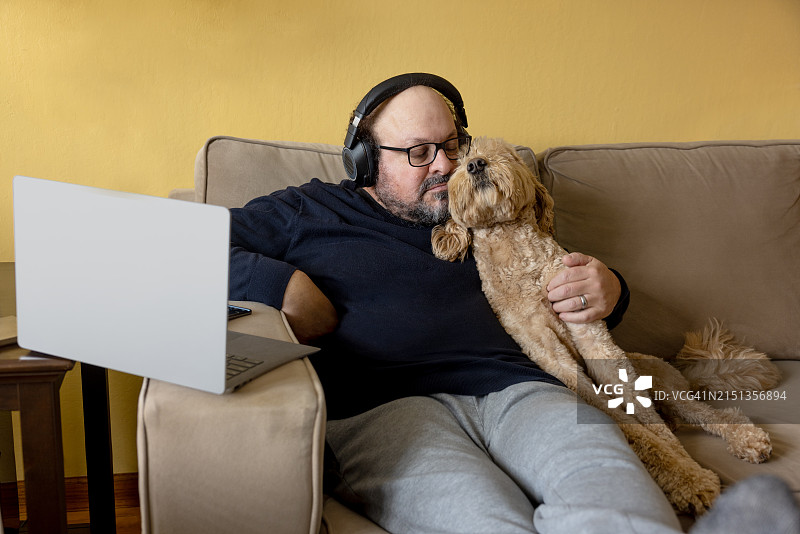 与金毛贵宾犬的男子肖像图片素材