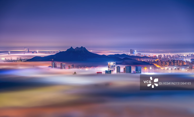 夜晚笼罩在雾中的青岛市图片素材