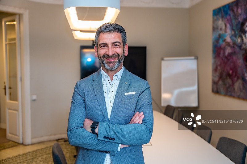 在会议室里自豪地站着的公司经理图片素材