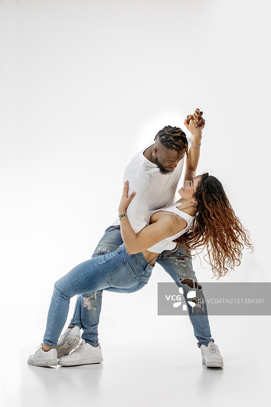 在工作室跳舞的城市混血情侣图片素材