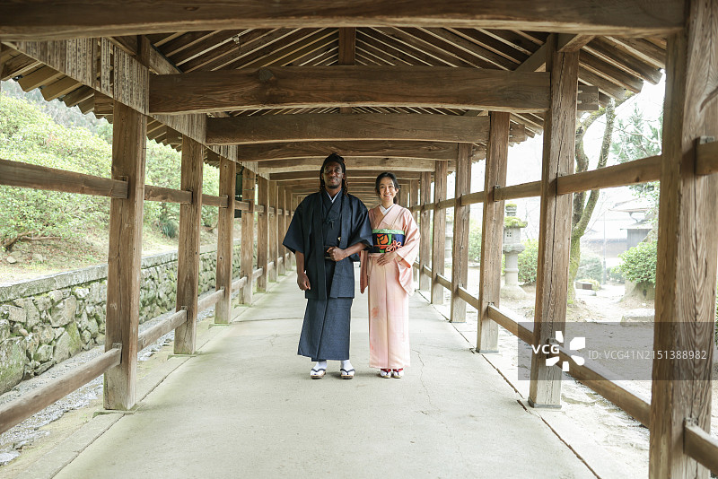 穿和服的多元种族夫妇肖像图片素材