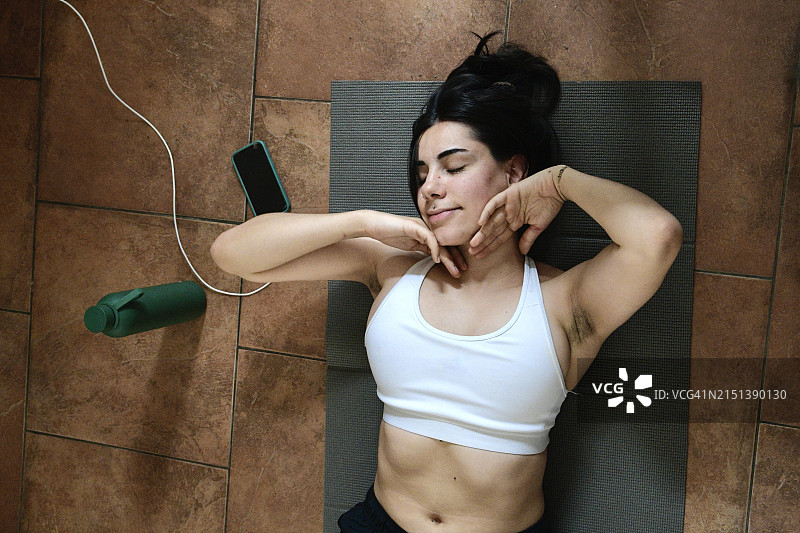 女孩健身时放松，自我保健概念图片素材