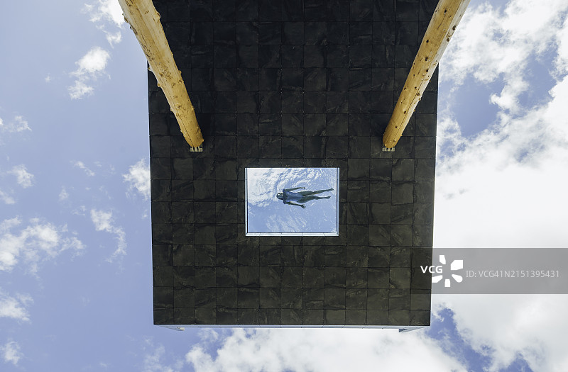 意大利多洛米蒂：年轻游客女人在无边泳池游泳图片素材