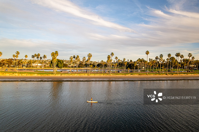 女子在圣地亚哥米慎湾划桨板图片素材