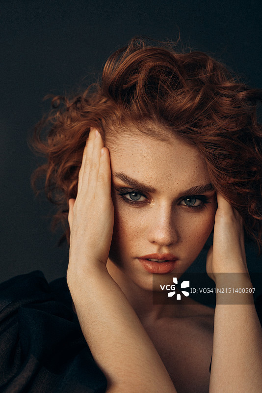 戴耳环化晚妆的女孩图片素材