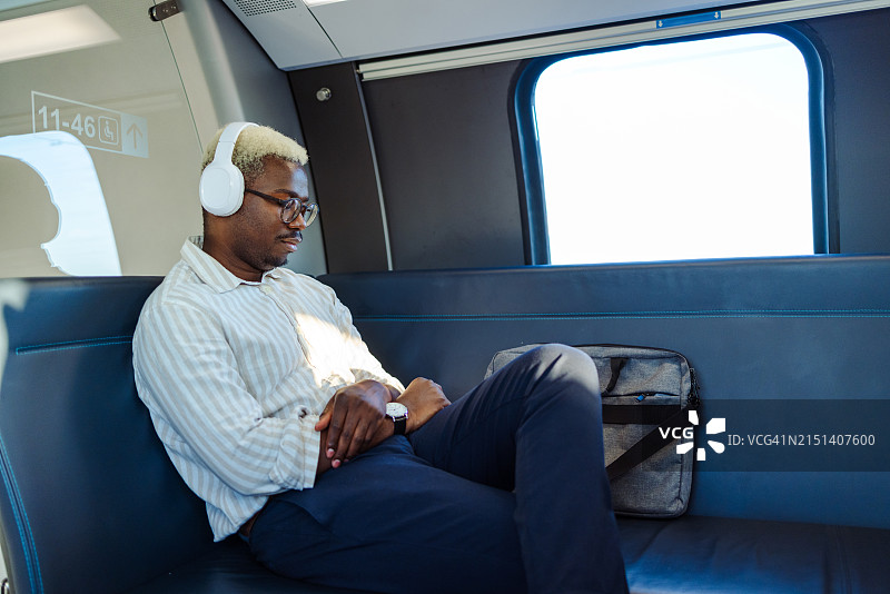 在火车上睡觉的非裔男通勤者图片素材