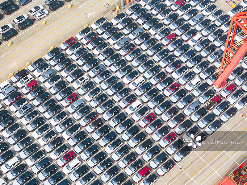 出口汽车正在港口装载图片素材