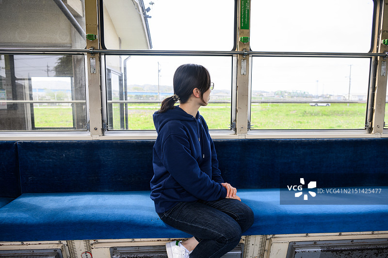 亚洲女性独自在富山乘坐有轨巴士旅行图片素材