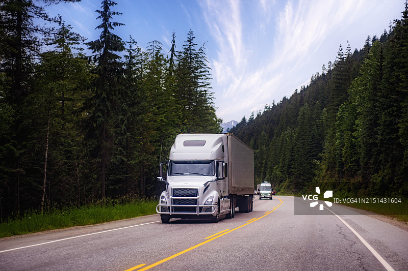 加拿大横贯公路上的卡车图片素材