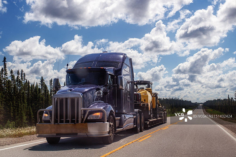 加拿大横贯公路上的卡车图片素材