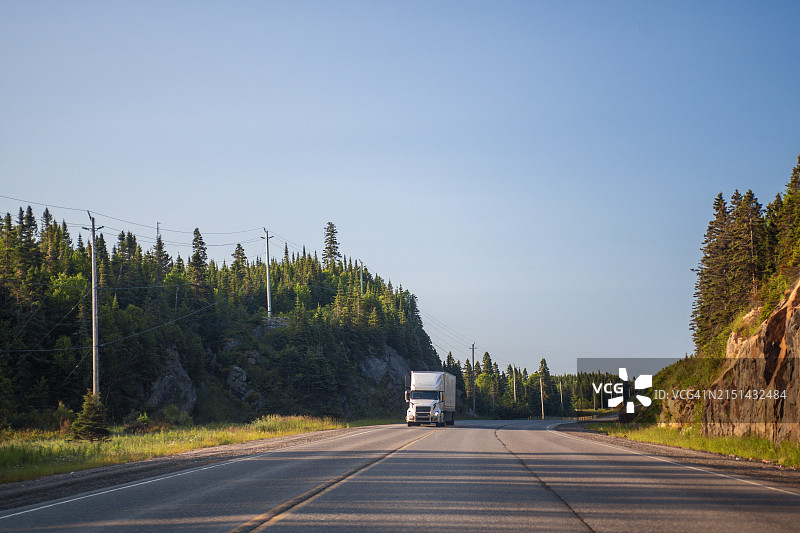 加拿大横贯公路上的卡车图片素材