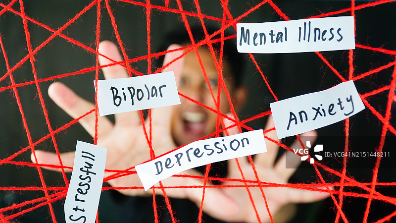 躲避充满精神疾病标签的红线的年轻男人图片素材